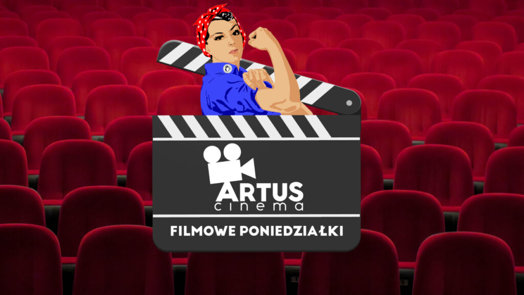 Na środku zdjęcia jest klaps filmowy z napisem – Artus Cinema Filmowe Poniedziałki. Z niego wyłania się kobieta w niebieskiej koszuli, z czerwoną opaską na głowie, z napiętym bicepsem. W tle widnieją krzesła kinowe.