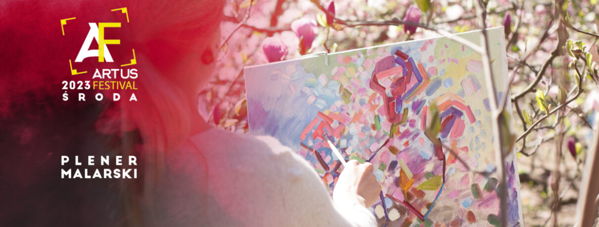 kobieta maluje na obrazie kwiaty, w tle znajdują się drzewa z kwiatami