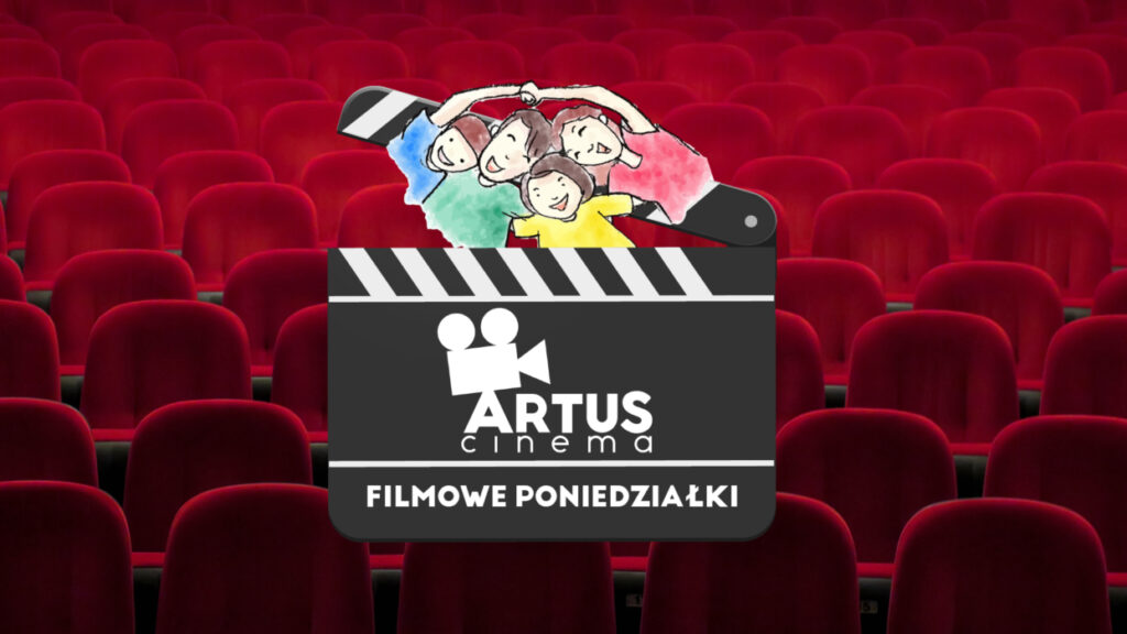 Na tle czerwonych kinowych siedzeń znajduje się filmowy klaps z napisem Artus Sinema Filmowe Poniedziałki. Z klapsa wyłania się kolorowy rysunek, na którym jest rodzina trzymająca się za ręce